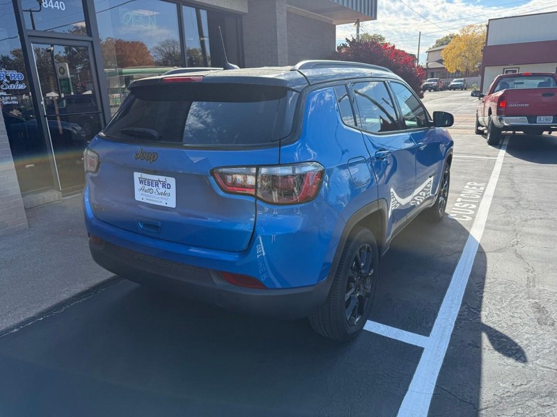 Jeep Compass Vehicle Full-screen Gallery Image 3