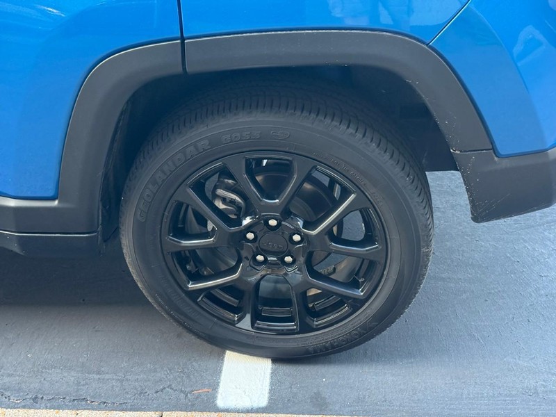 Jeep Compass Vehicle Full-screen Gallery Image 5