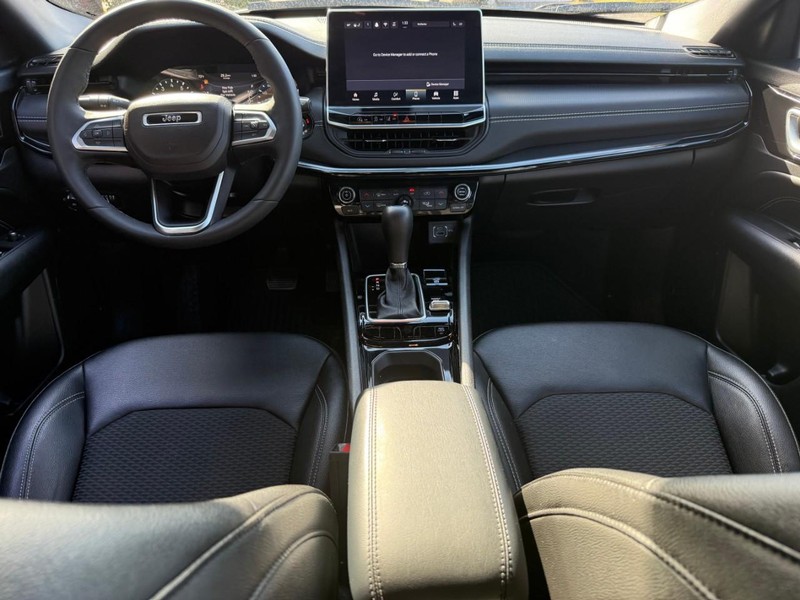 Jeep Compass Vehicle Full-screen Gallery Image 10