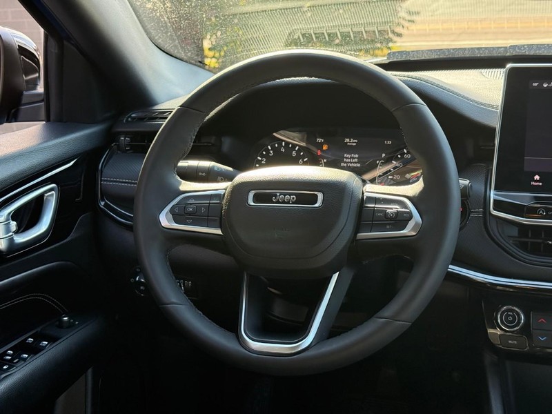 Jeep Compass Vehicle Full-screen Gallery Image 11