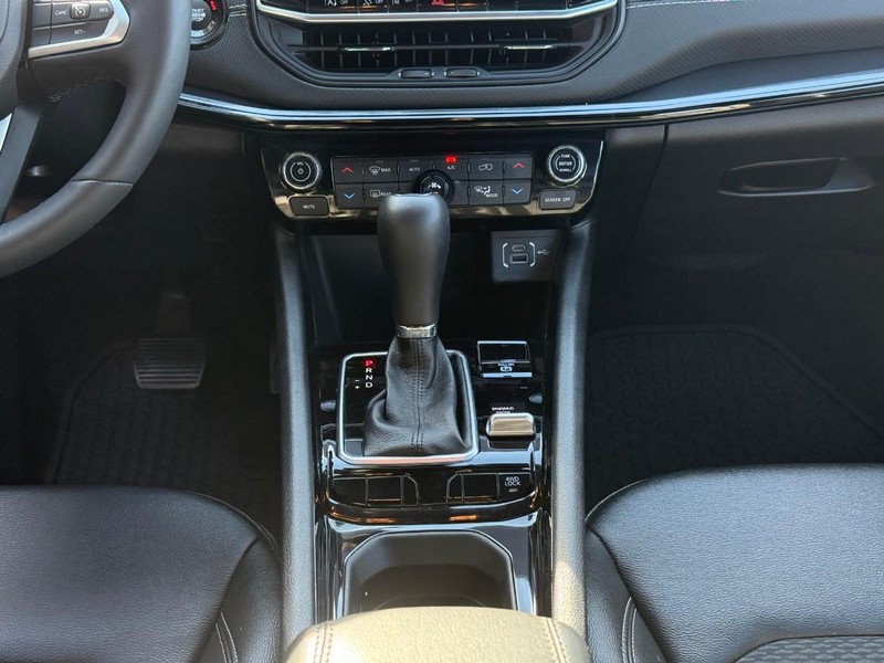 Jeep Compass Vehicle Full-screen Gallery Image 13