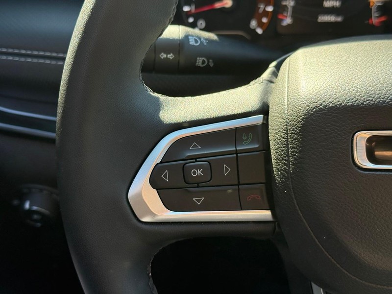 Jeep Compass Vehicle Full-screen Gallery Image 17