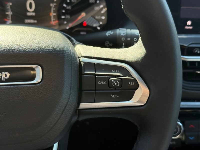 Jeep Compass Vehicle Full-screen Gallery Image 18