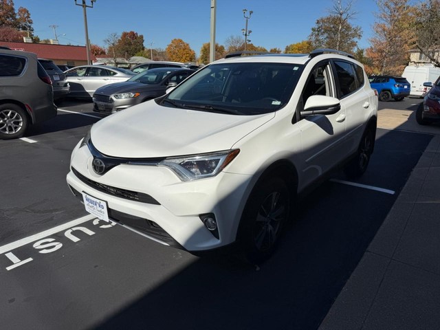 Toyota RAV4 Vehicle Full-screen Gallery Image 09