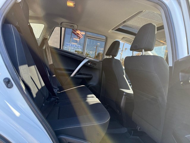 Toyota RAV4 Vehicle Full-screen Gallery Image 11