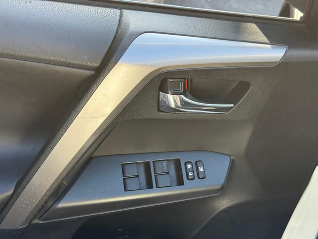 Toyota RAV4 Vehicle Full-screen Gallery Image 16