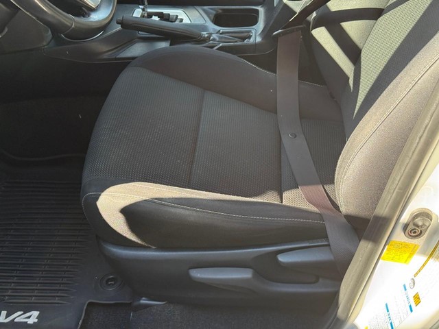 Toyota RAV4 Vehicle Full-screen Gallery Image 17