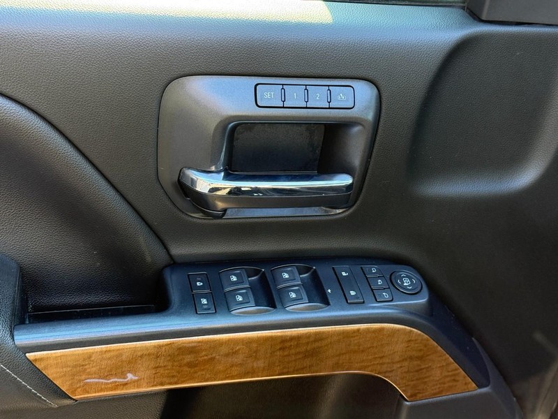 Chevrolet Silverado 1500 Vehicle Full-screen Gallery Image 15