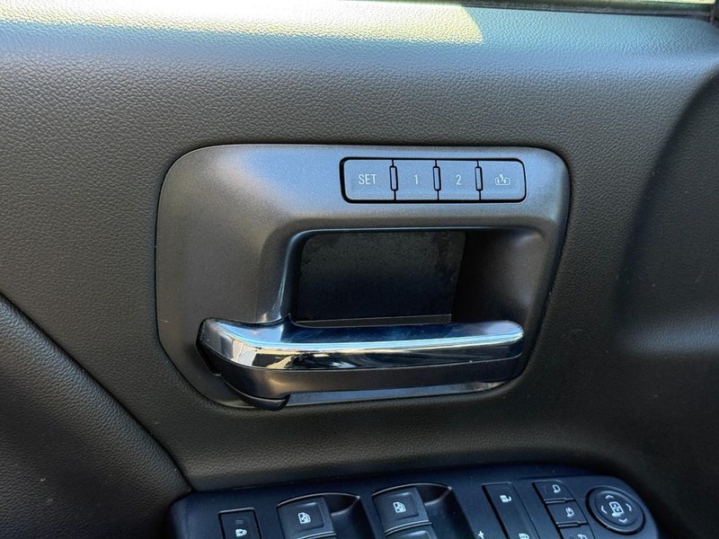 Chevrolet Silverado 1500 Vehicle Full-screen Gallery Image 16