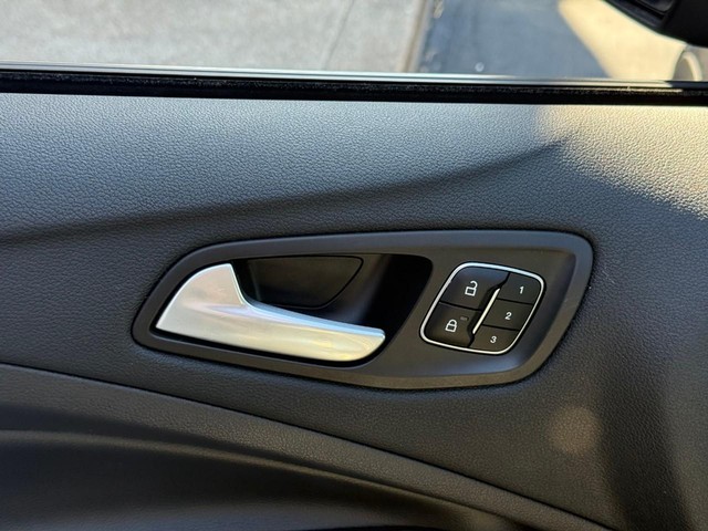 Ford Escape Vehicle Full-screen Gallery Image 17