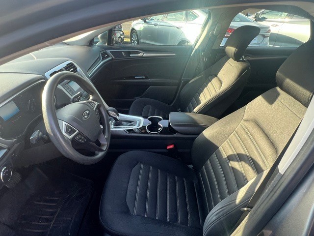 Ford Fusion Vehicle Full-screen Gallery Image 05