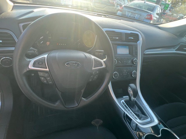 Ford Fusion Vehicle Full-screen Gallery Image 06