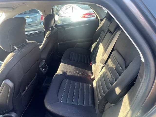 Ford Fusion Vehicle Full-screen Gallery Image 07