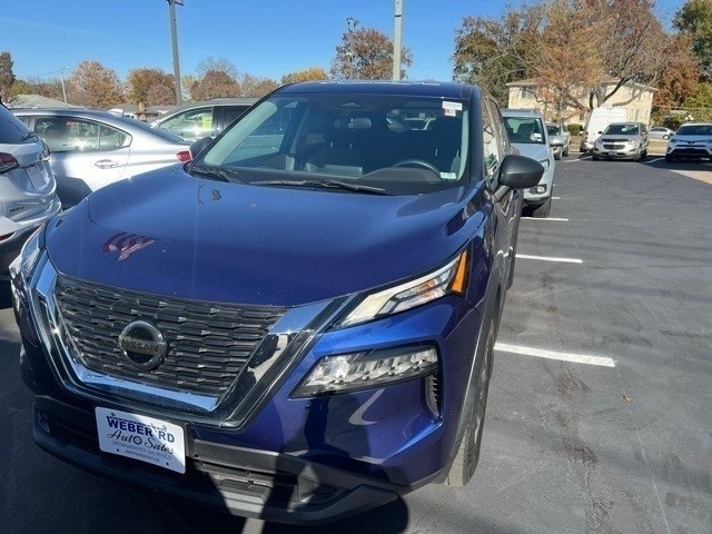 Nissan Rogue Vehicle Full-screen Gallery Image 02