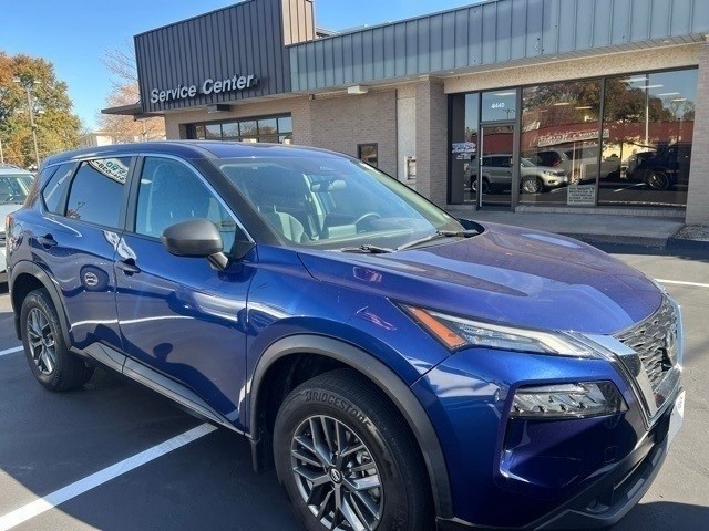 Nissan Rogue Vehicle Full-screen Gallery Image 03