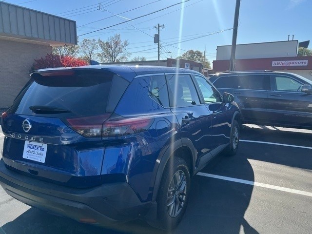 Nissan Rogue Vehicle Full-screen Gallery Image 04