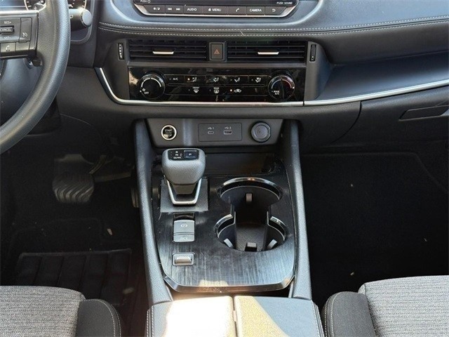 Nissan Rogue Vehicle Full-screen Gallery Image 14