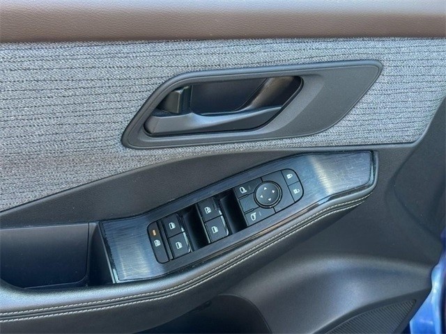 Nissan Rogue Vehicle Full-screen Gallery Image 15