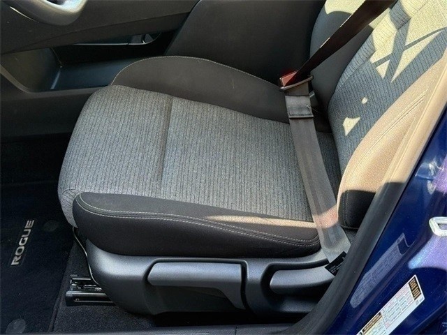 Nissan Rogue Vehicle Full-screen Gallery Image 16