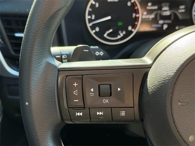 Nissan Rogue Vehicle Full-screen Gallery Image 19