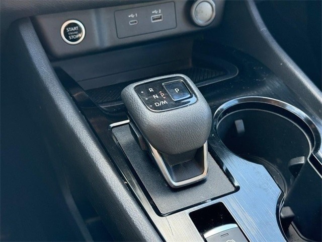 Nissan Rogue Vehicle Full-screen Gallery Image 21