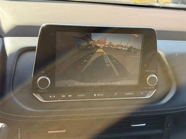 Nissan Rogue Vehicle Full-screen Gallery Image 22