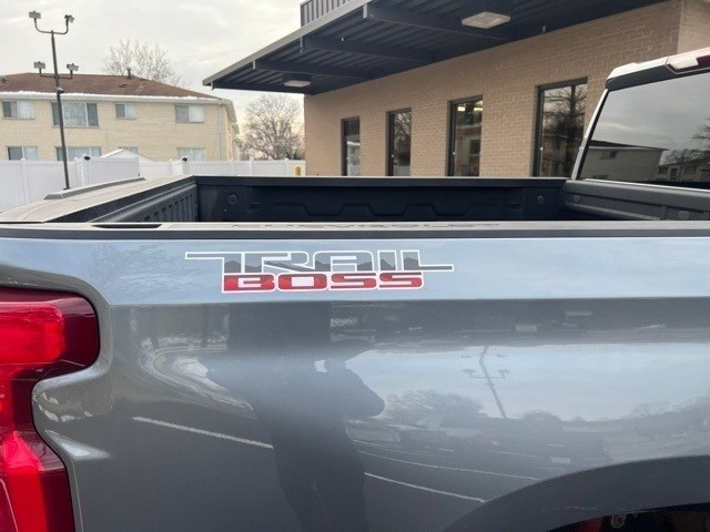 Chevrolet Silverado 1500 Vehicle Full-screen Gallery Image 4