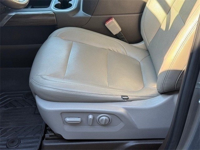 Chevrolet Silverado 1500 Vehicle Full-screen Gallery Image 15