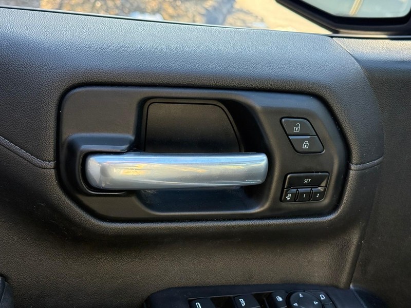 Chevrolet Silverado 1500 Vehicle Full-screen Gallery Image 15