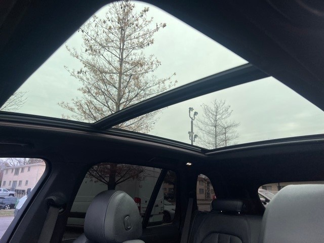 BMW X5 Vehicle Full-screen Gallery Image 06