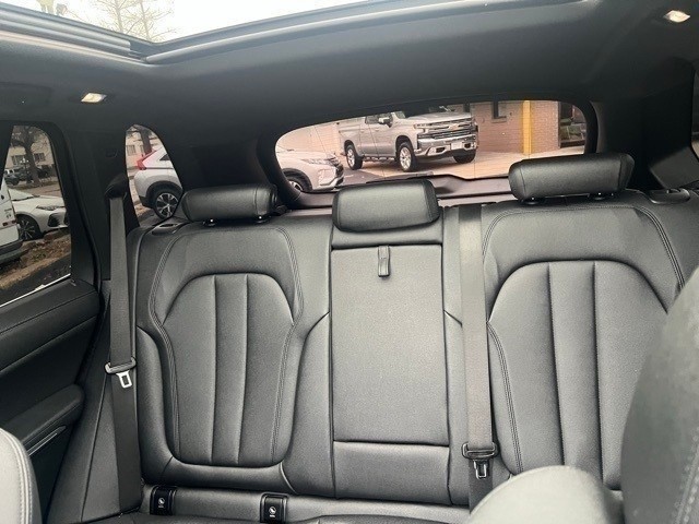 BMW X5 Vehicle Full-screen Gallery Image 08