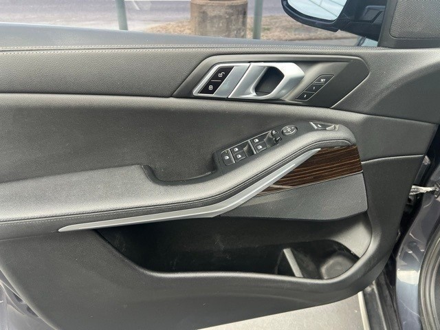 BMW X5 Vehicle Full-screen Gallery Image 09