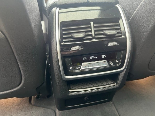 BMW X5 Vehicle Full-screen Gallery Image 11