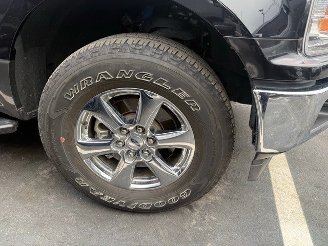 Ford F-150 Vehicle Full-screen Gallery Image 2