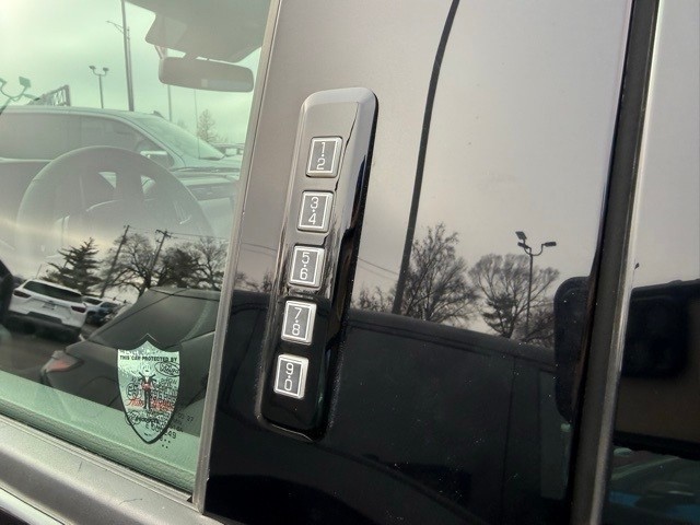 Ford F-150 Vehicle Full-screen Gallery Image 9