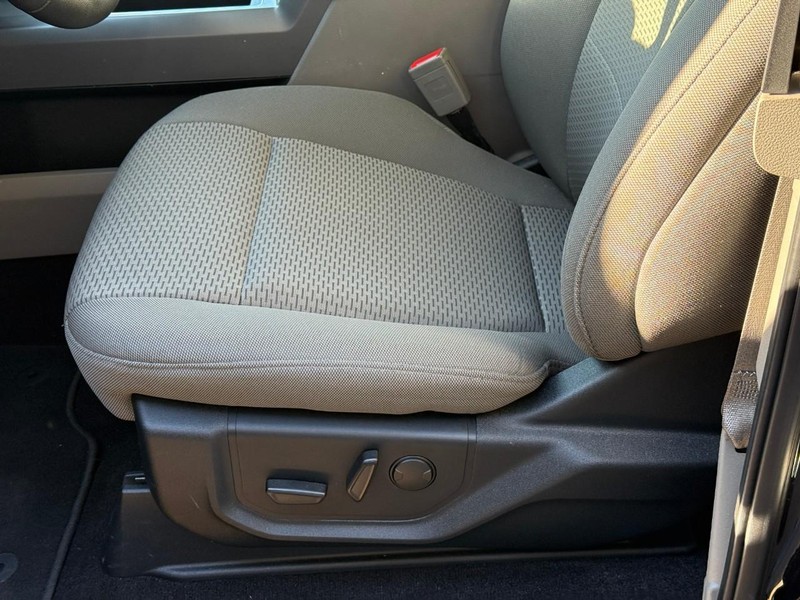 Ford F-150 Vehicle Full-screen Gallery Image 11