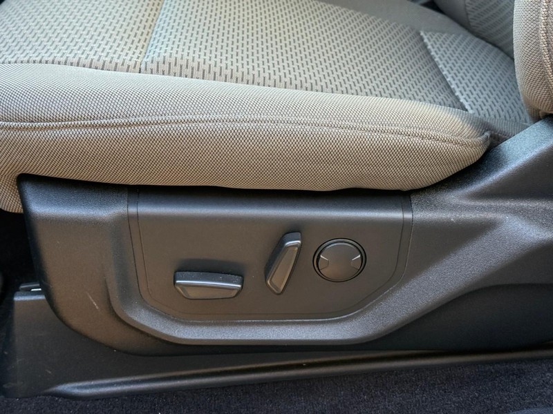 Ford F-150 Vehicle Full-screen Gallery Image 12