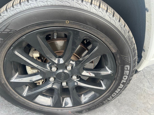 Jeep Grand Cherokee Vehicle Full-screen Gallery Image 4