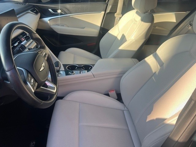 Genesis G70 Vehicle Full-screen Gallery Image 09