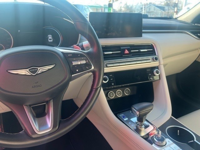 Genesis G70 Vehicle Full-screen Gallery Image 10