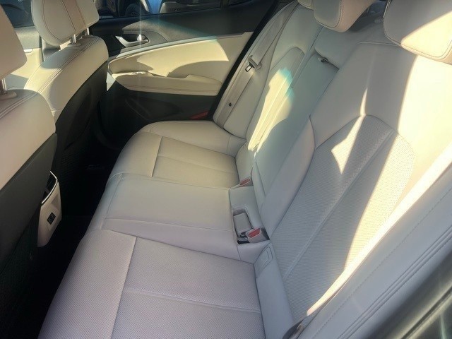 Genesis G70 Vehicle Full-screen Gallery Image 11