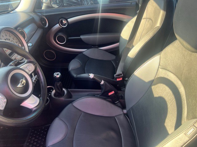 MINI Cooper Hardtop Vehicle Full-screen Gallery Image 5