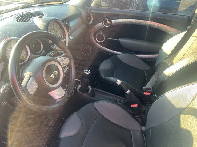 MINI Cooper Hardtop Vehicle Full-screen Gallery Image 7