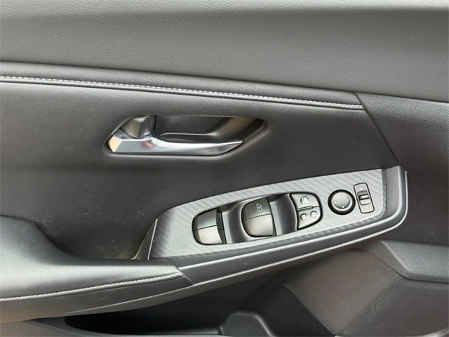 Nissan Sentra Vehicle Full-screen Gallery Image 16