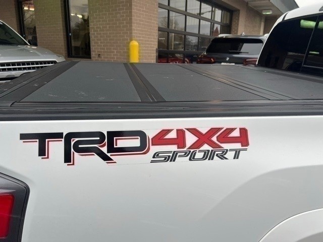 Toyota Tacoma 4WD Vehicle Full-screen Gallery Image 04