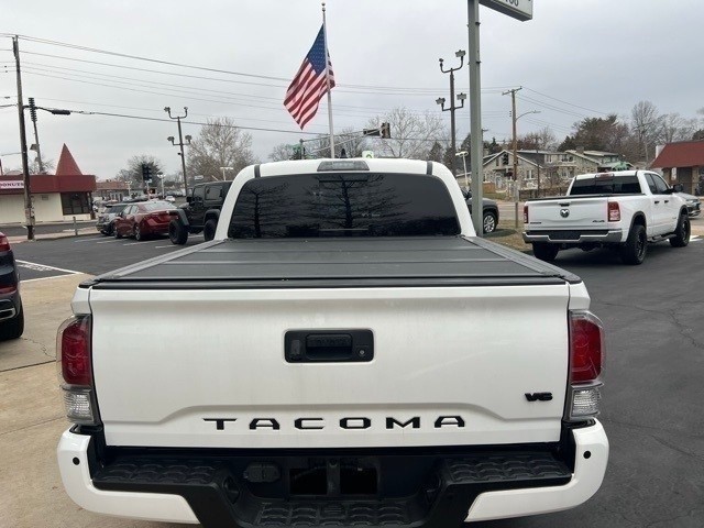 Toyota Tacoma 4WD Vehicle Full-screen Gallery Image 06