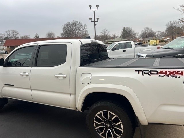 Toyota Tacoma 4WD Vehicle Full-screen Gallery Image 07