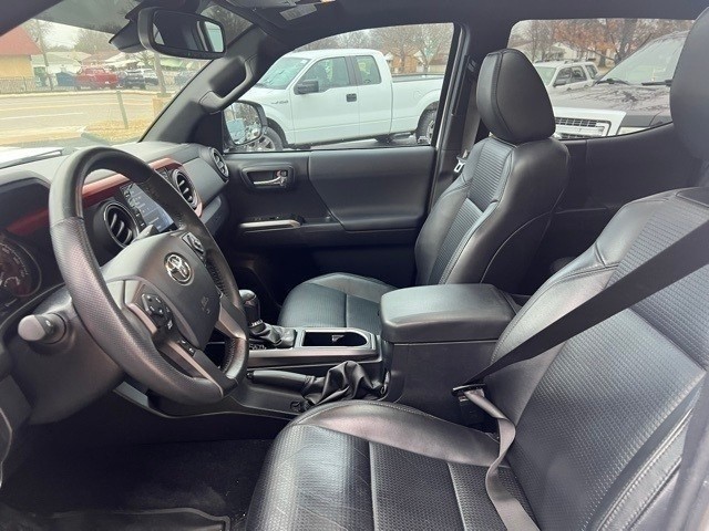 Toyota Tacoma 4WD Vehicle Full-screen Gallery Image 08