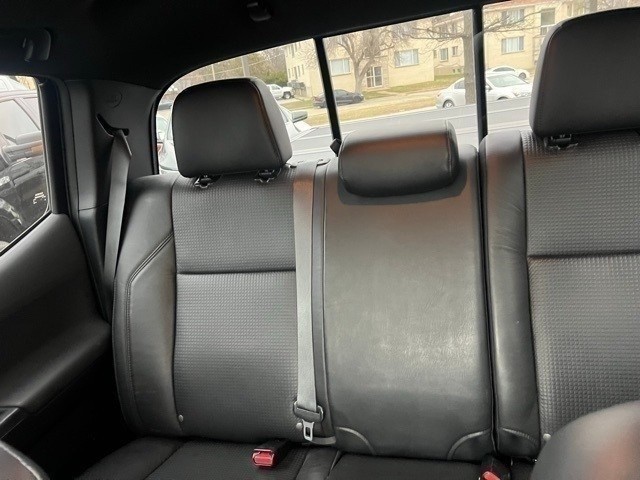 Toyota Tacoma 4WD Vehicle Full-screen Gallery Image 11