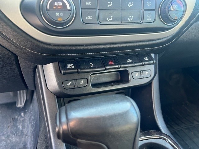 GMC Canyon Vehicle Full-screen Gallery Image 9